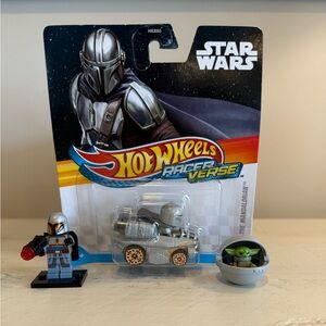Hot Wheels RacerVerse Star Wars The Mandalorian Razor Crest Die-Cast Car